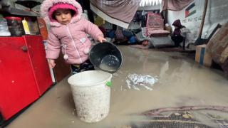 Şiddetli yağış nedeniyle Gazze'de çadırlar su altında kaldı