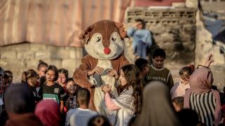 Gönüllü gençler, savaşın masum mağdurları Gazzeli çocukların yüzünü güldürdü