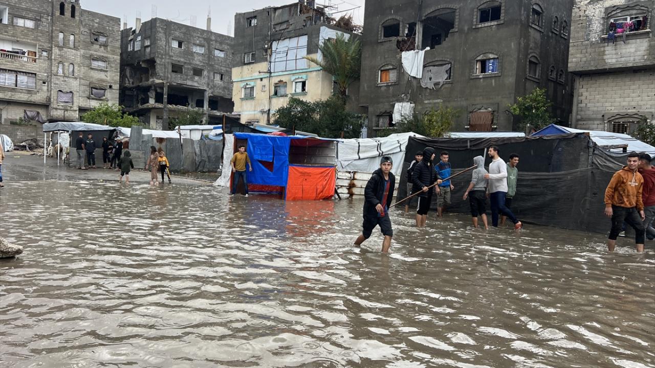 Şiddetli yağış nedeniyle Gazze'de çadırlar su altında kaldı