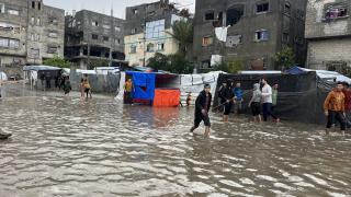 Şiddetli yağış nedeniyle Gazze'de çadırlar su altında kaldı