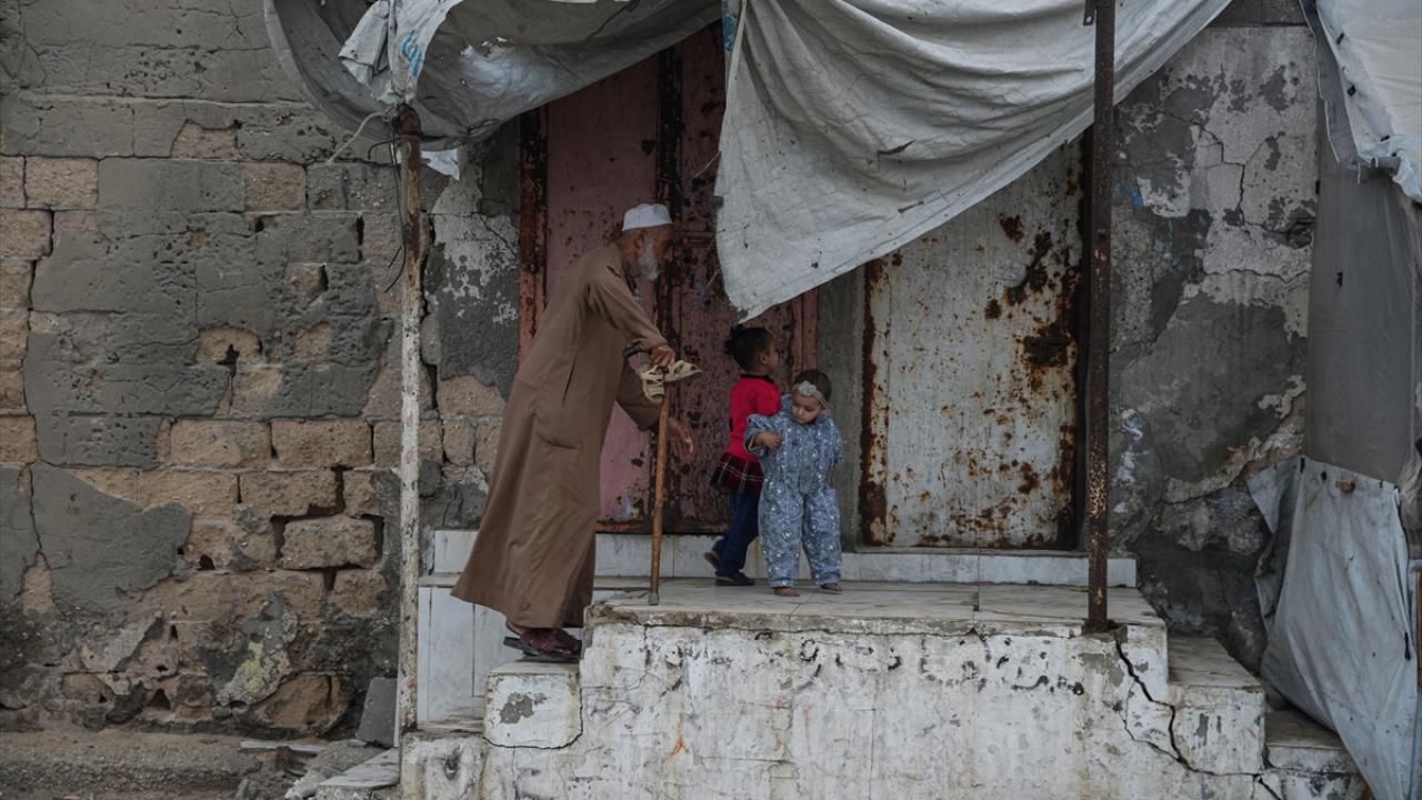 Gazze'de Filistinli ailelerin enkaz arasındaki günlük yaşamı