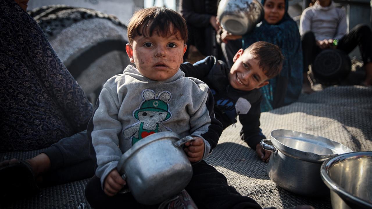 Gazze'de açlıkla mücadele eden Filistinlilere, yemek dağıtıldı