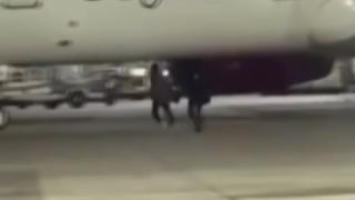 Almanya'da uçağı kaçıran yolcular piste koştu