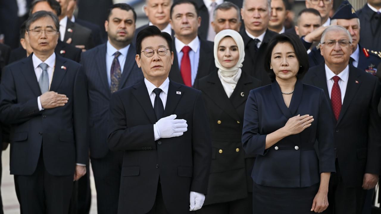 Güney Kore Devlet Başkanı Lee, Ankara'daki Kore'de Savaşan Türkler Anıtı'nı ziyaret etti