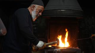 Muş'ta Halit usta yarım asırdır ateş başında demir dövüyor