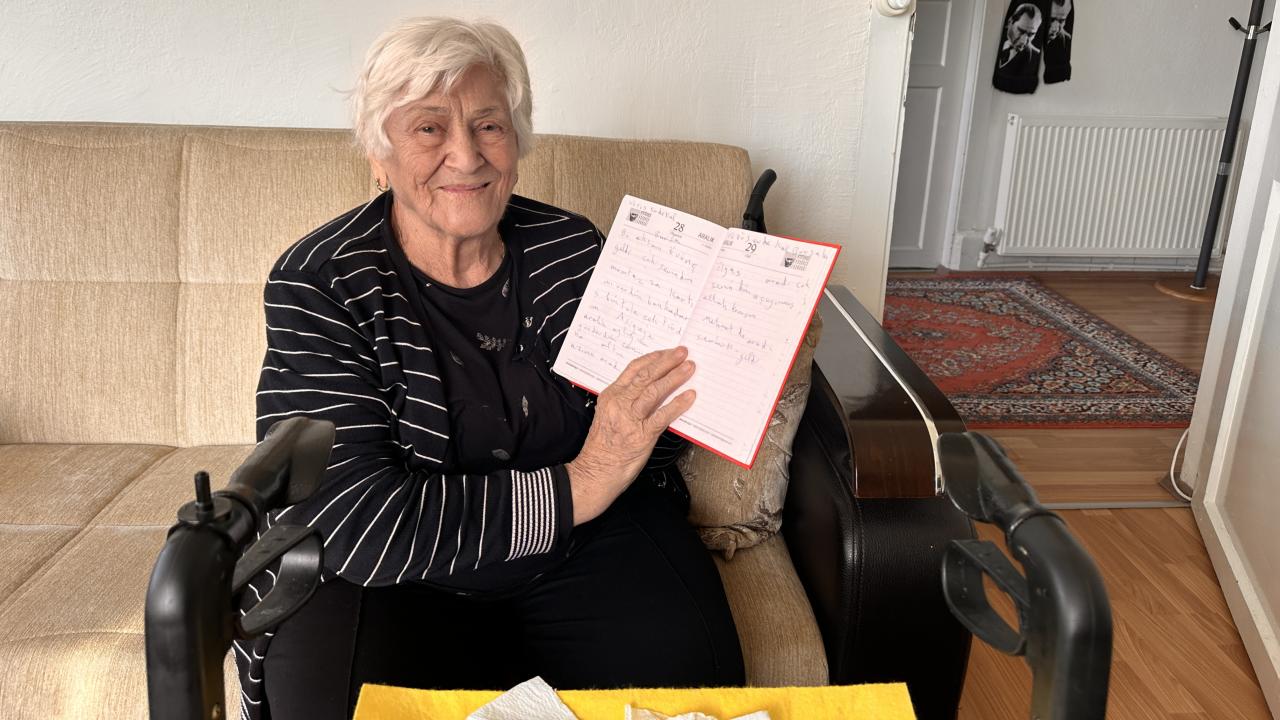 97 yaşındaki Hanife teyze 30 yıldır günlük tutuyor