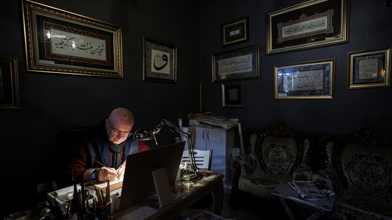 Emekli öğretmen hayranlık duyduğu hat sanatını öğrenip atölye kurdu