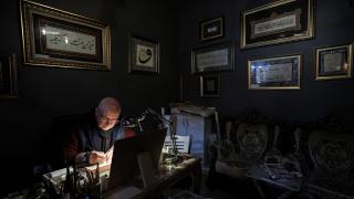 Emekli öğretmen hayranlık duyduğu hat sanatını öğrenip atölye kurdu