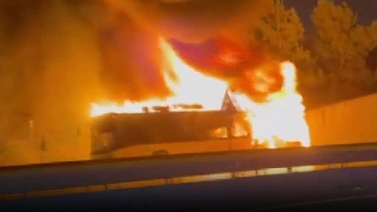 Hareket halindeki İETT otobüsünde yangın: Küle döndü