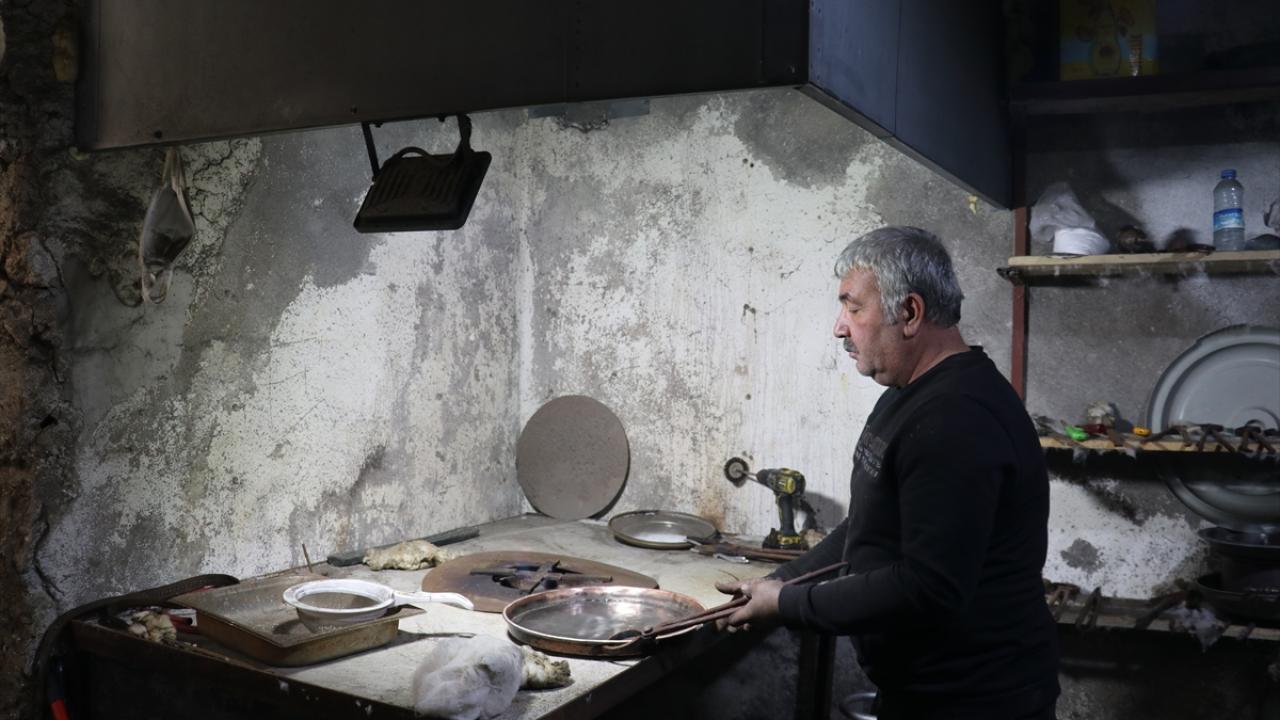 Mahmut usta 41 yıllık mesleğini bırakıp "unutulmasın" diye kalaycılığa başladı