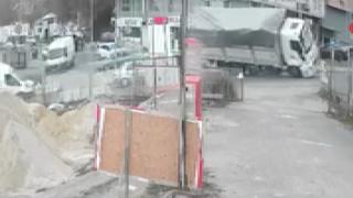 Virajı alamadı, tonlarca yükle yan yattı: O anlar kamerada