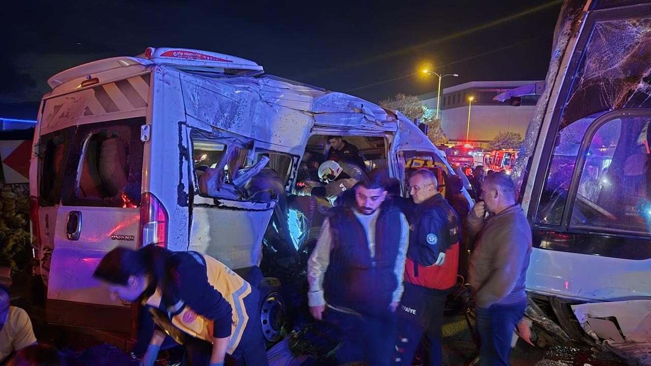 İzmir'de iki işçi servisinin çarpıştığı kazada 13 kişi yaralandı
