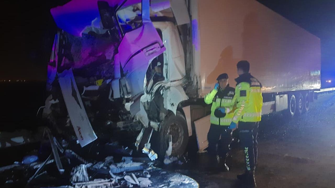 Arızalanan tur otobüsüne tır çarptı: Çok sayıda yaralı var