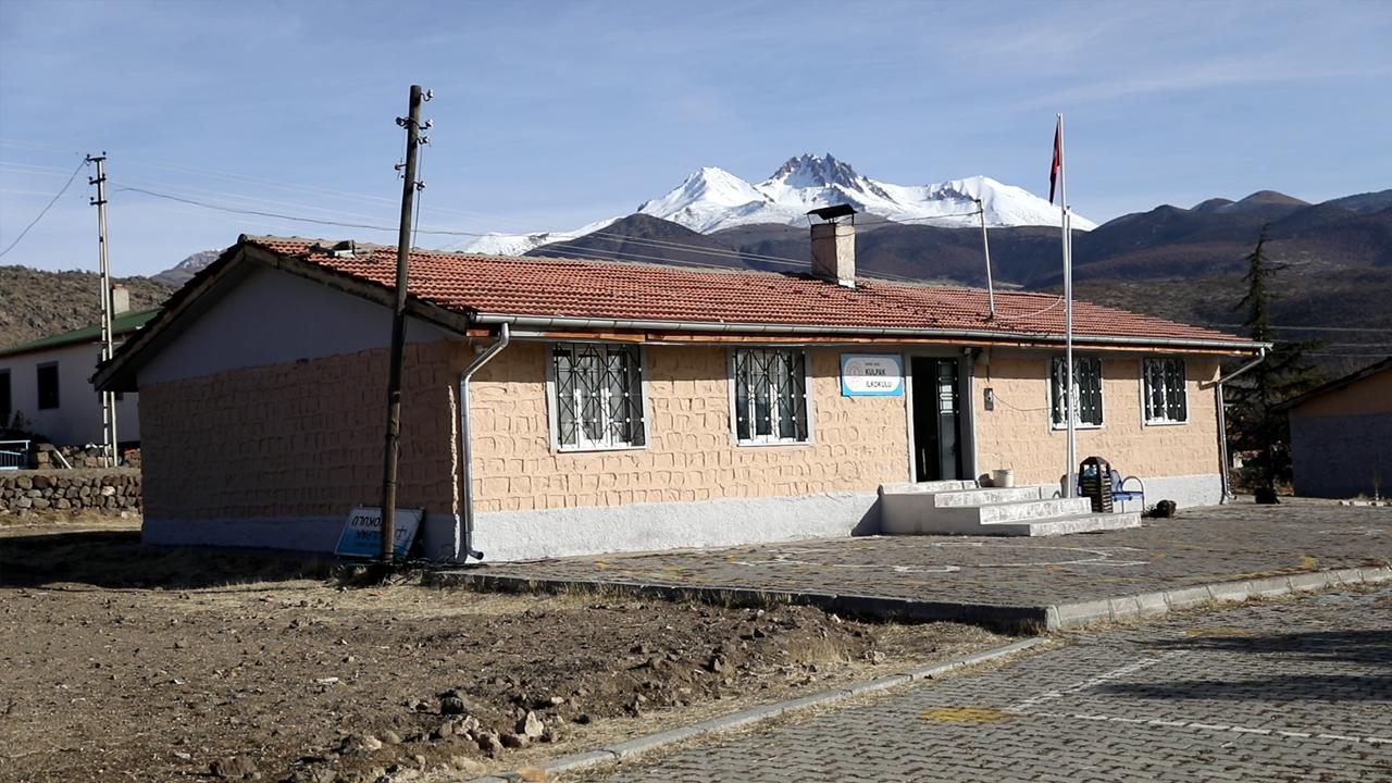 Öğrencileri için günde 150 kilometre yol gidiyorlar