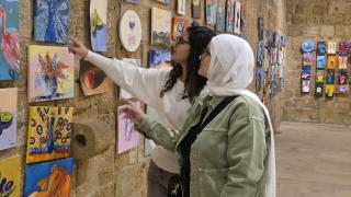 Lübnanlı çocuklar, tanık oldukları savaş sahnelerini "umut dolu" tablolara dönüştürdü