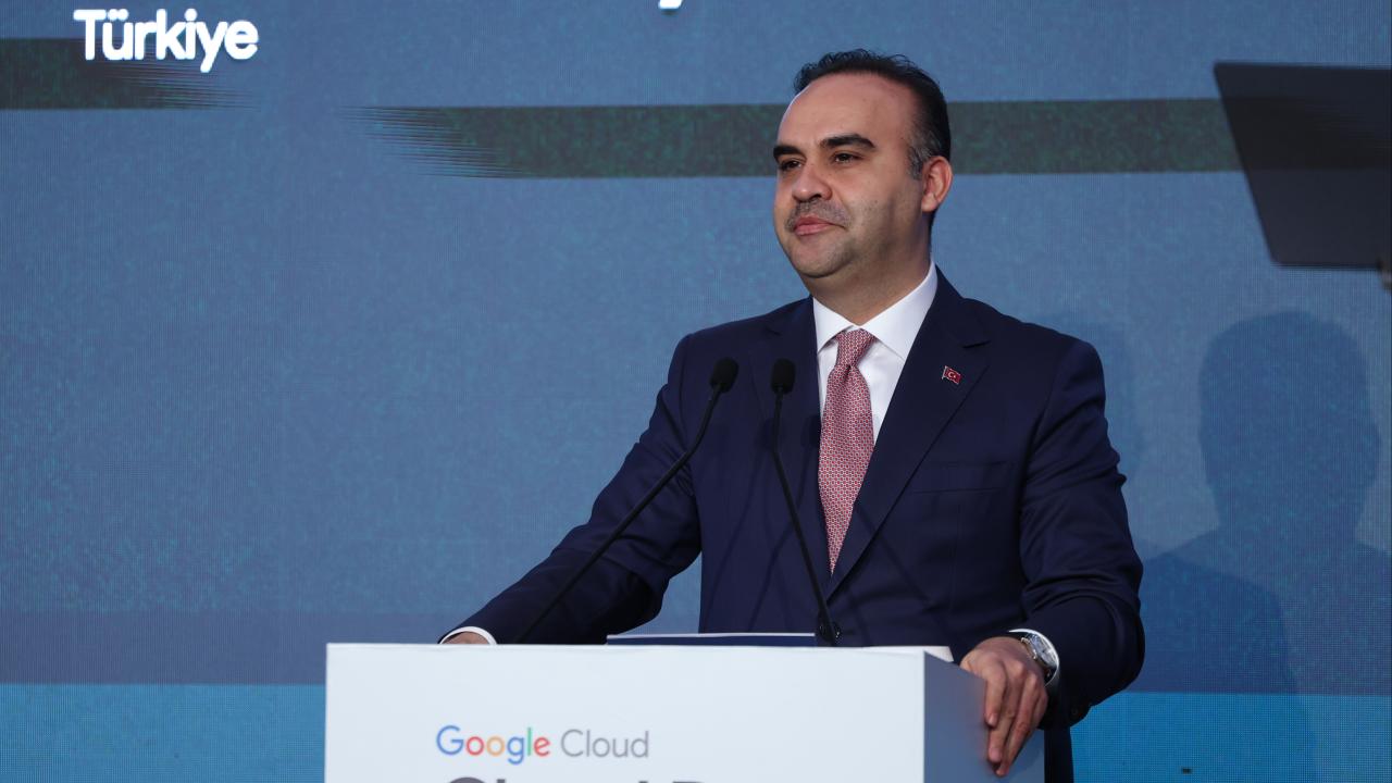 Bakan Kacır: 10 milyar dolarlık veri merkezi ve yapay zeka yatırımını harekete geçireceğiz