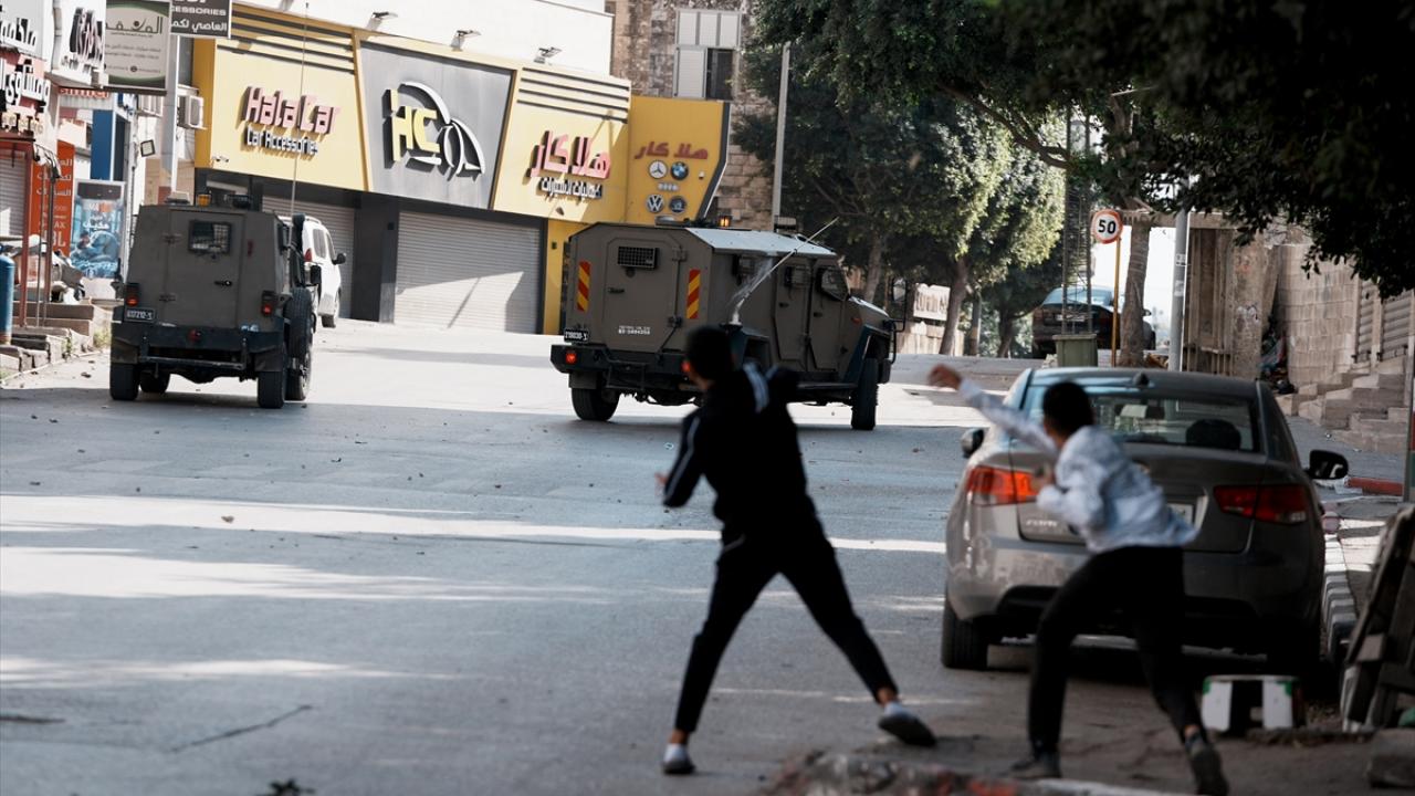İşgalci İsrail ordusu, Nablus'ta geniş çaplı baskınlar düzenliyor