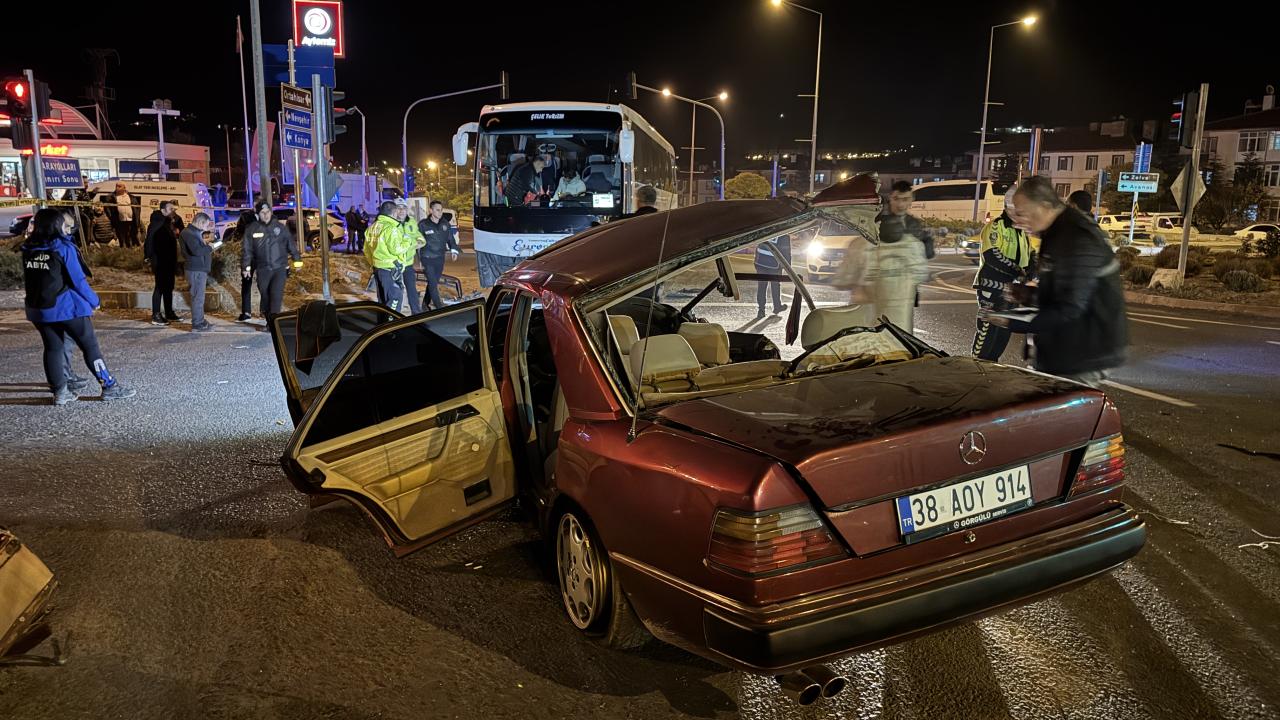Nevşehir'de otomobil tur otobüsü ile çarpıştı: 2 ölü, 3 yaralı