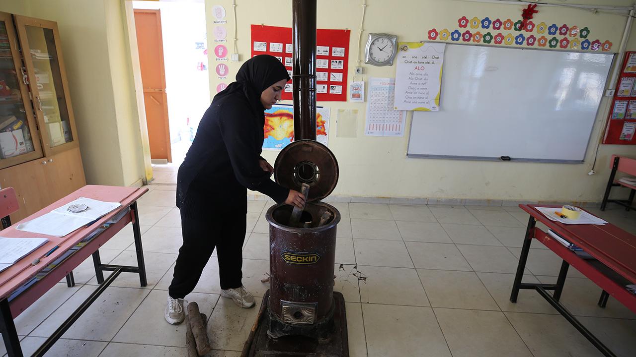 Fedakar öğretmenin zorlu şartlarda eğitim seferberliği