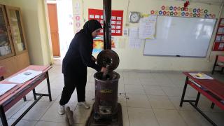 Fedakar öğretmenin zorlu şartlarda eğitim seferberliği