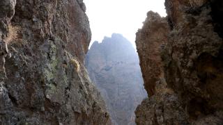 Kayaların içine kurulan 2 bin yıllık "Öksüt Kalesi" zamana direniyor