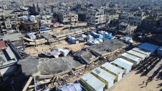 Gazzeli öğrenciler İsrail saldırısında yıkılan okulda eğitime devam ediyor