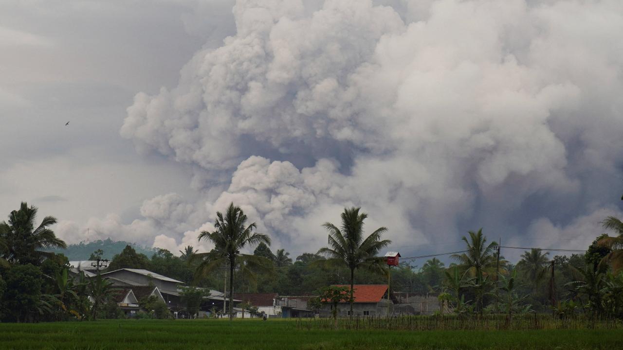 Endonezya’da yanardağ patlamasının ardından mahsur kalan 178 dağcı kurtarıldı