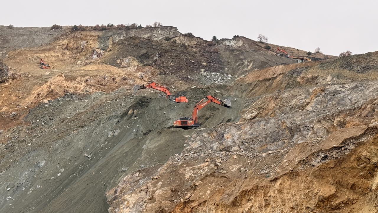 Sivas'ta göçük altında kalan şantiye müdürünü arama çalışmaları sürüyor