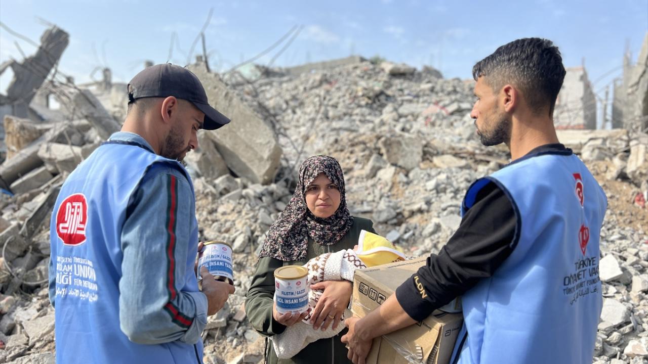 Deyr el-Belah’ta yerinden edilen çocuklara süt dağıtımı
