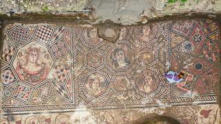 İznik'te 3. yüzyıla ait taban mozaiği gün yüzüne çıkarılıyor