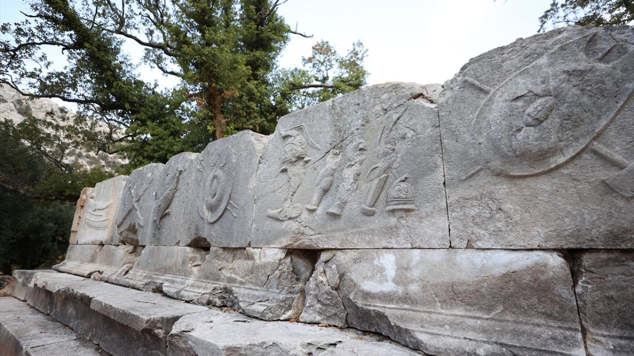 Termessos'taki iki anıt mezar ayağa kaldırılıyor