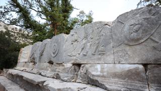 Termessos'taki iki anıt mezar ayağa kaldırılıyor