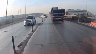 Savrulan hafif ticari araç tırla çarpıştı: O anlar kamerada