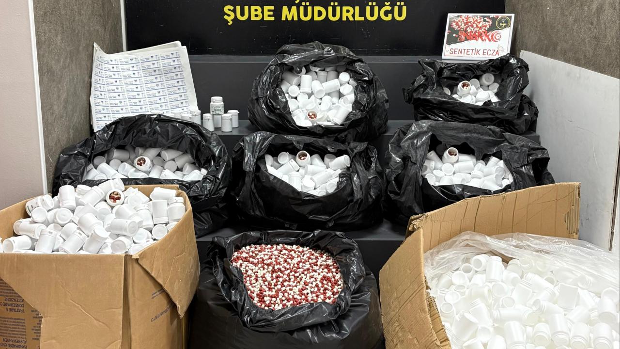 İzmir’de 316 bin 760 uyuşturucu hap ele geçirildi