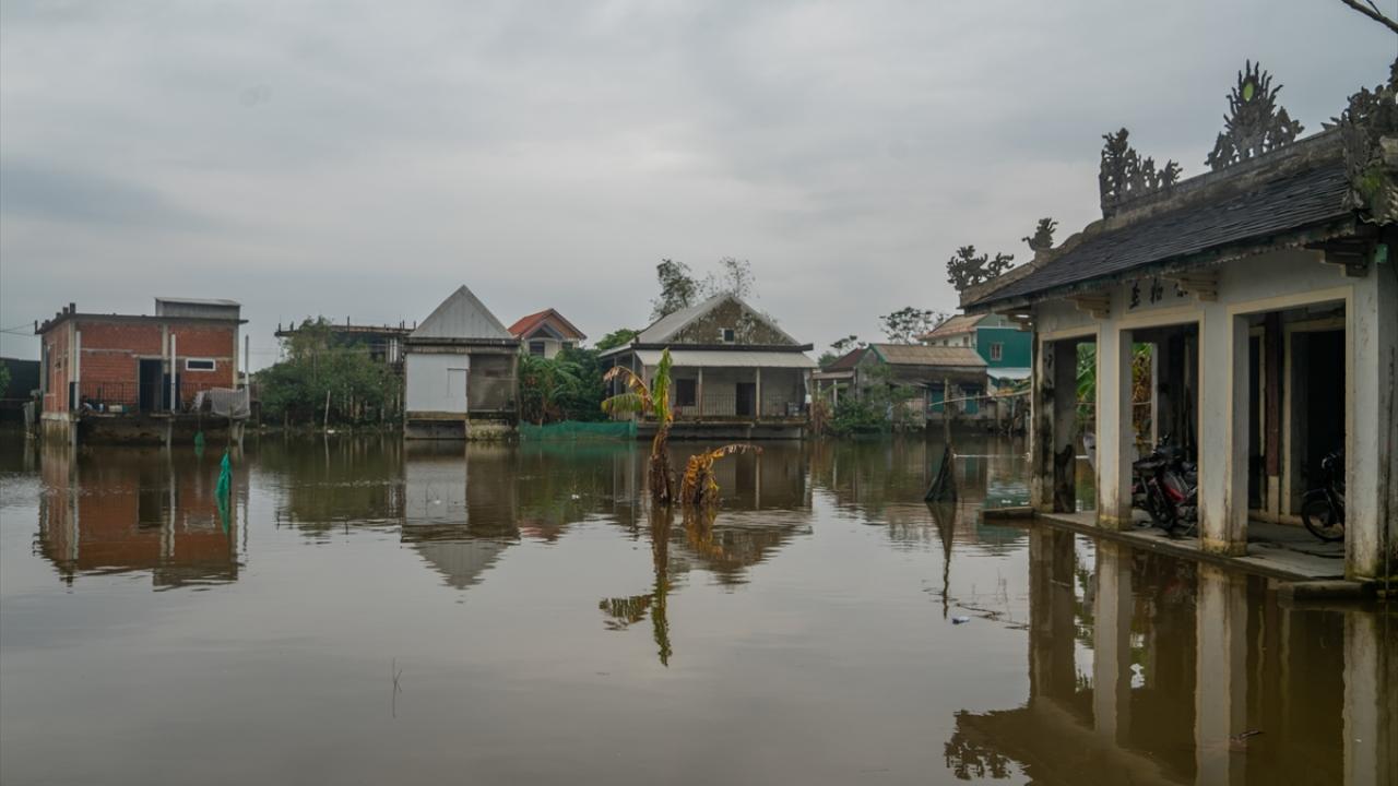 Vietnam'da şiddetli yağışların neden olduğu sellerde ölü sayısı 90'a yükseldi