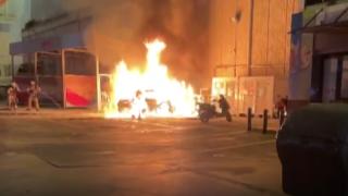 Akaryakıt istasyonunda şarj halindeki otomobilde patlama