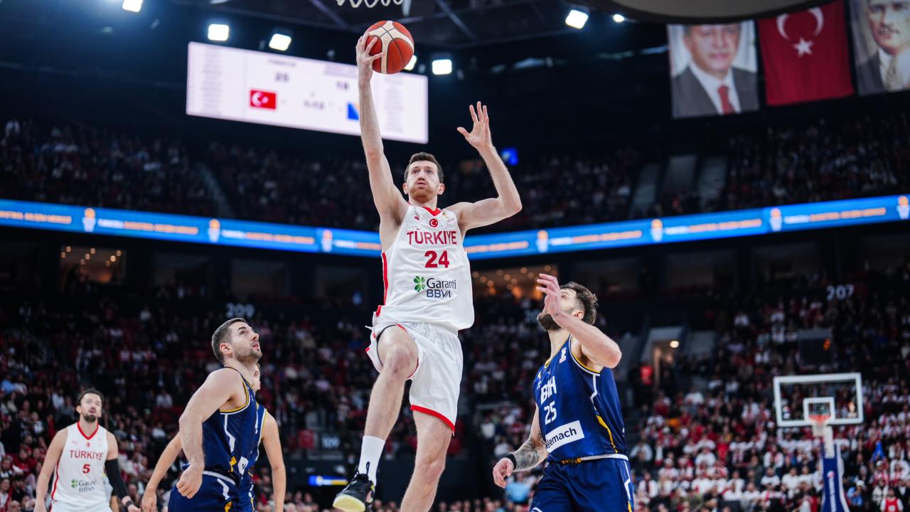 12 Dev Adam Galibiyetle Başladı