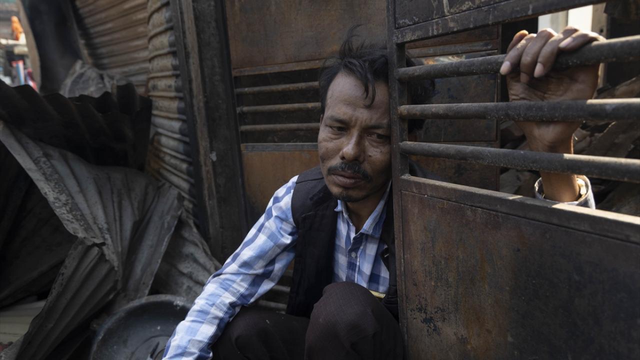 Bangladeş’te gecekondu mahallesinde çıkan yangında 1500'e yakın ev yandı