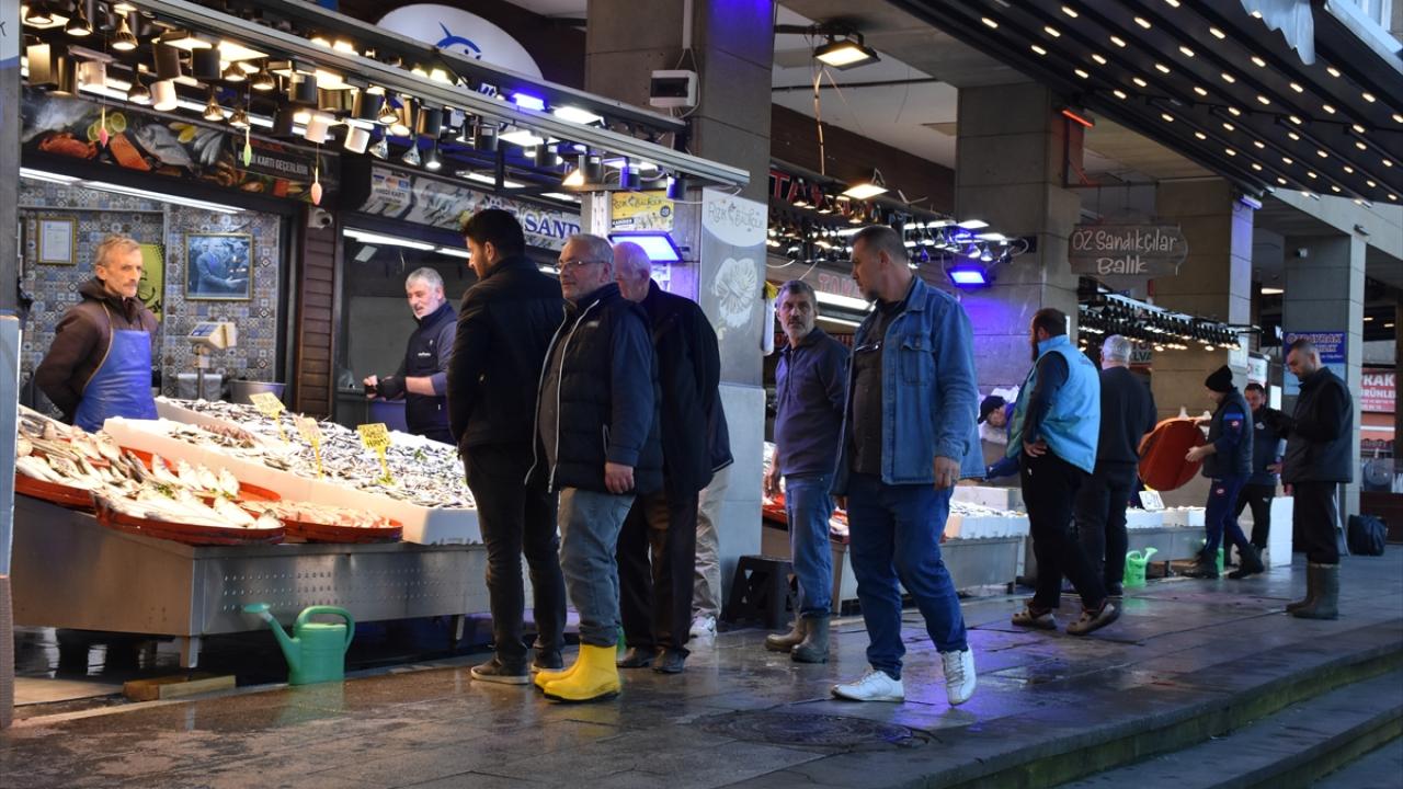 Trabzon'da hamsinin kilogramı 50 liradan satılıyor