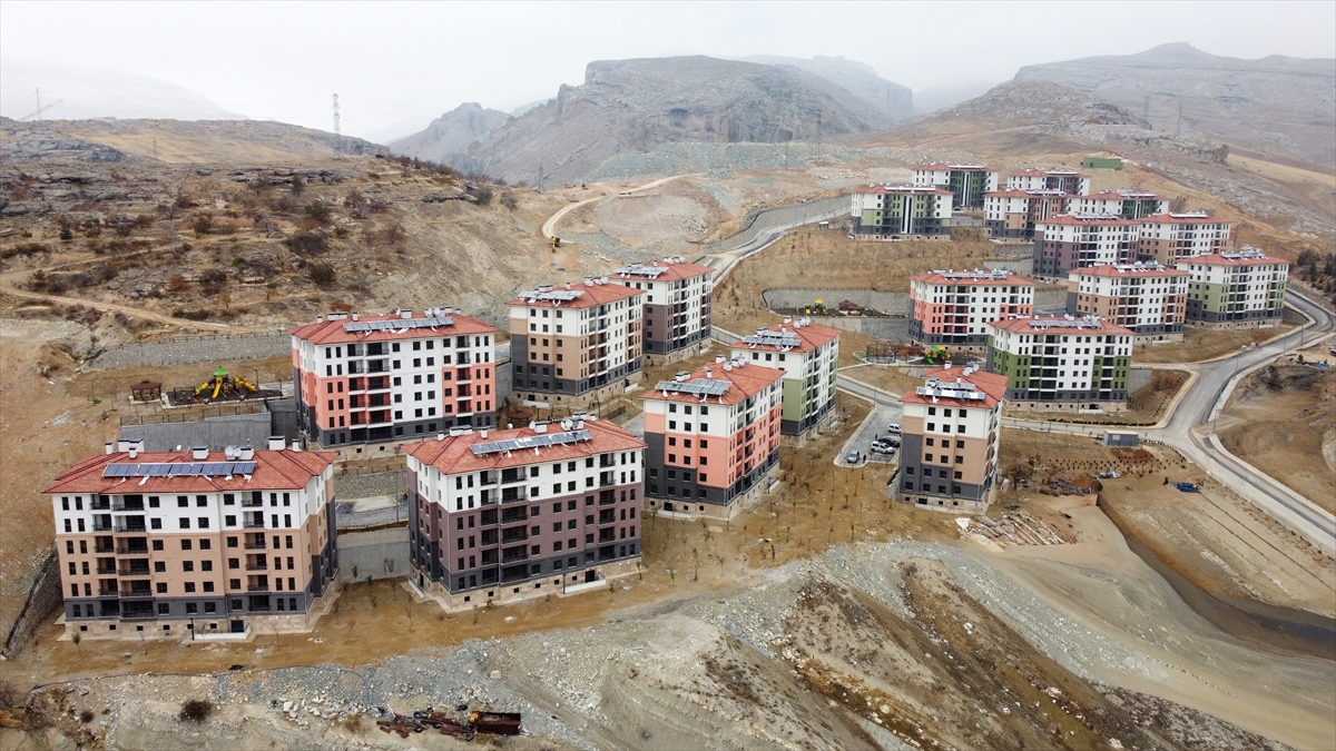 Malatya'da deprem ve sosyal konutların anahtar teslimi sürüyor