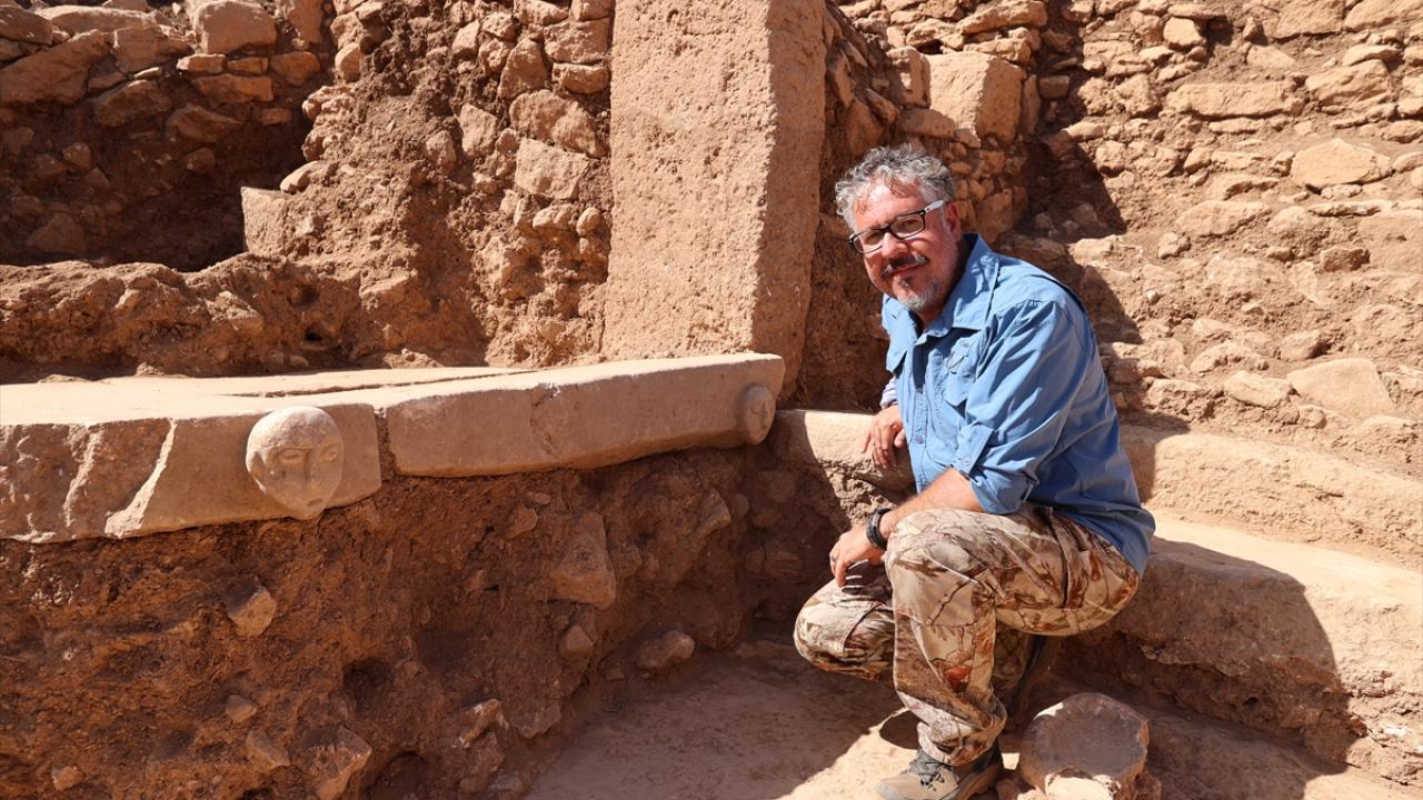 "Betimlenen yüzlerin, etrafı blok taşlarla çevrili bir yapının parçası olduğunu belirledik"