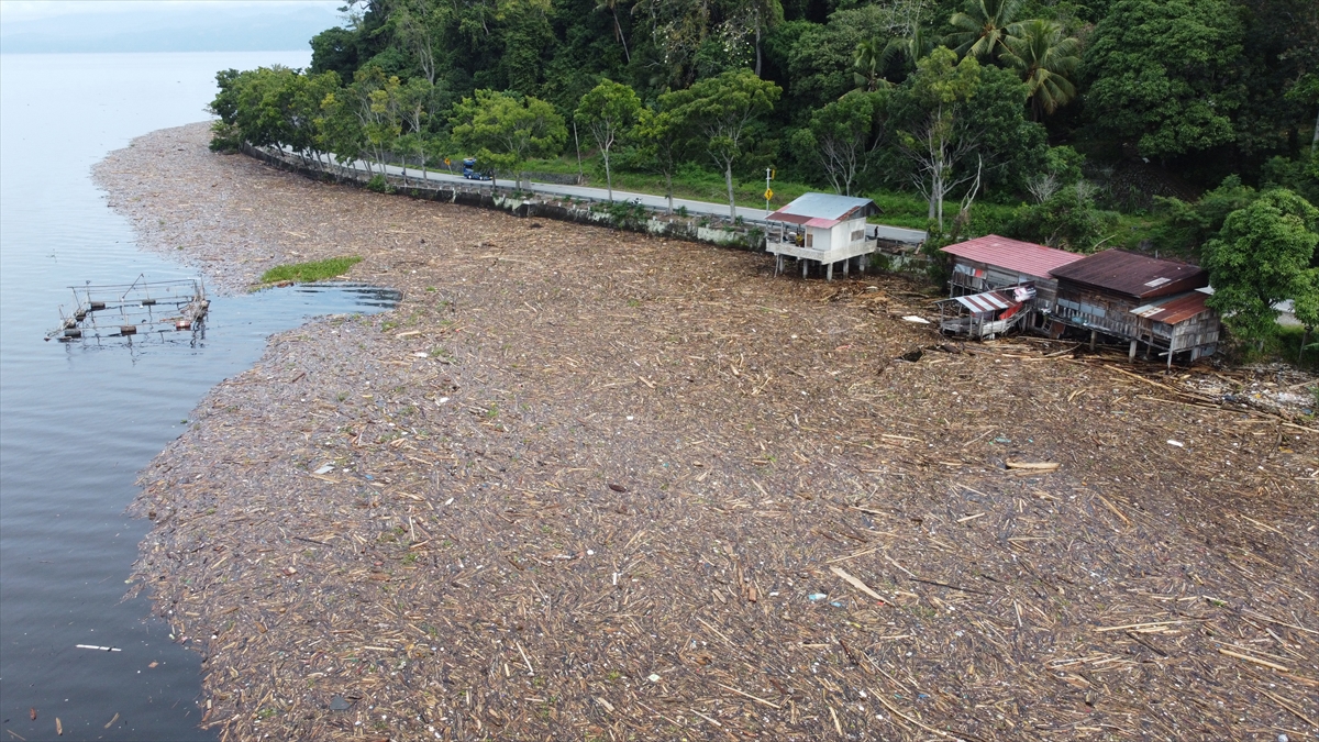 Endonezya’daki sel felaketinde Singkarak Gölü kıyıları molozla kaplandı