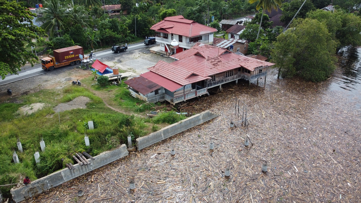 Endonezya’daki sel felaketinde Singkarak Gölü kıyıları molozla kaplandı