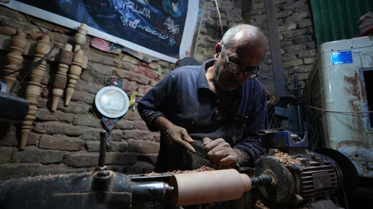 Osmanlı döneminden kalma tarihi binanın gölgesinde süren meslek