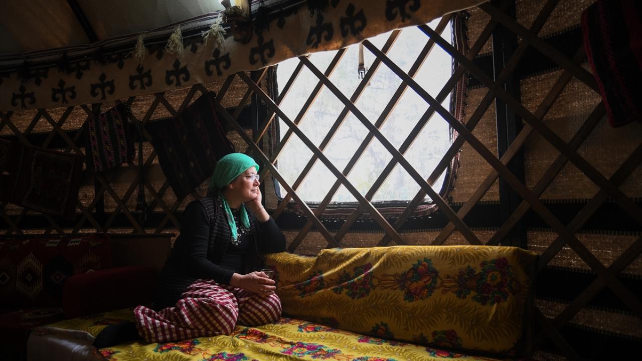 Sındırgı'daki depremde evi yıkılan sanatçı Yörük bebek üretimini otağda sürdürüyor