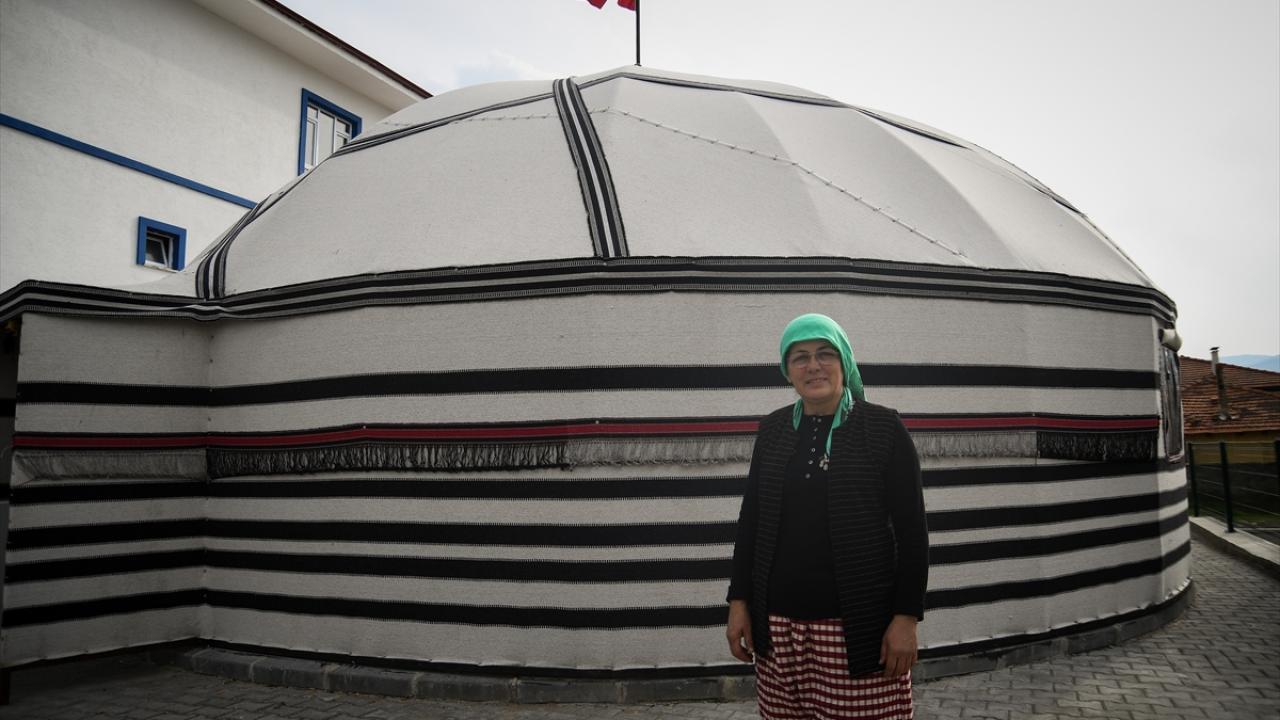 Sındırgı'daki depremde evi yıkılan sanatçı Yörük bebek üretimini otağda sürdürüyor