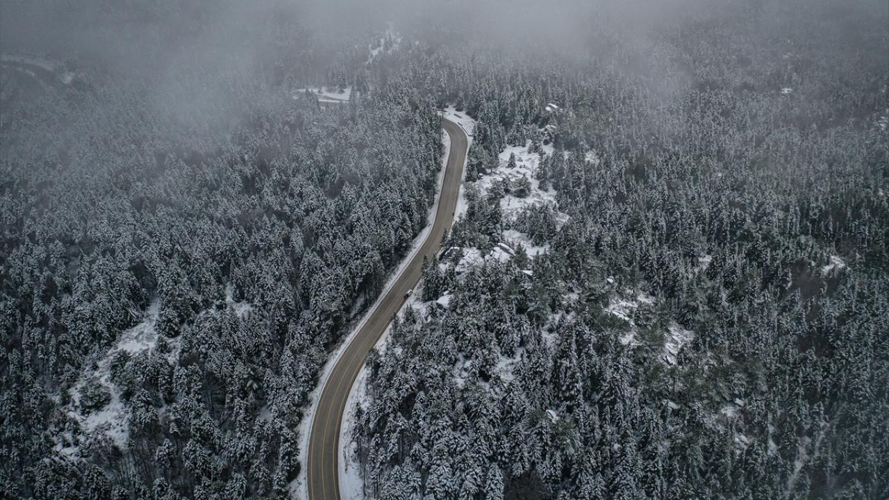 Uludağ'ın beyaza bürünen kıvrımlı yolları havadan görüntülendi