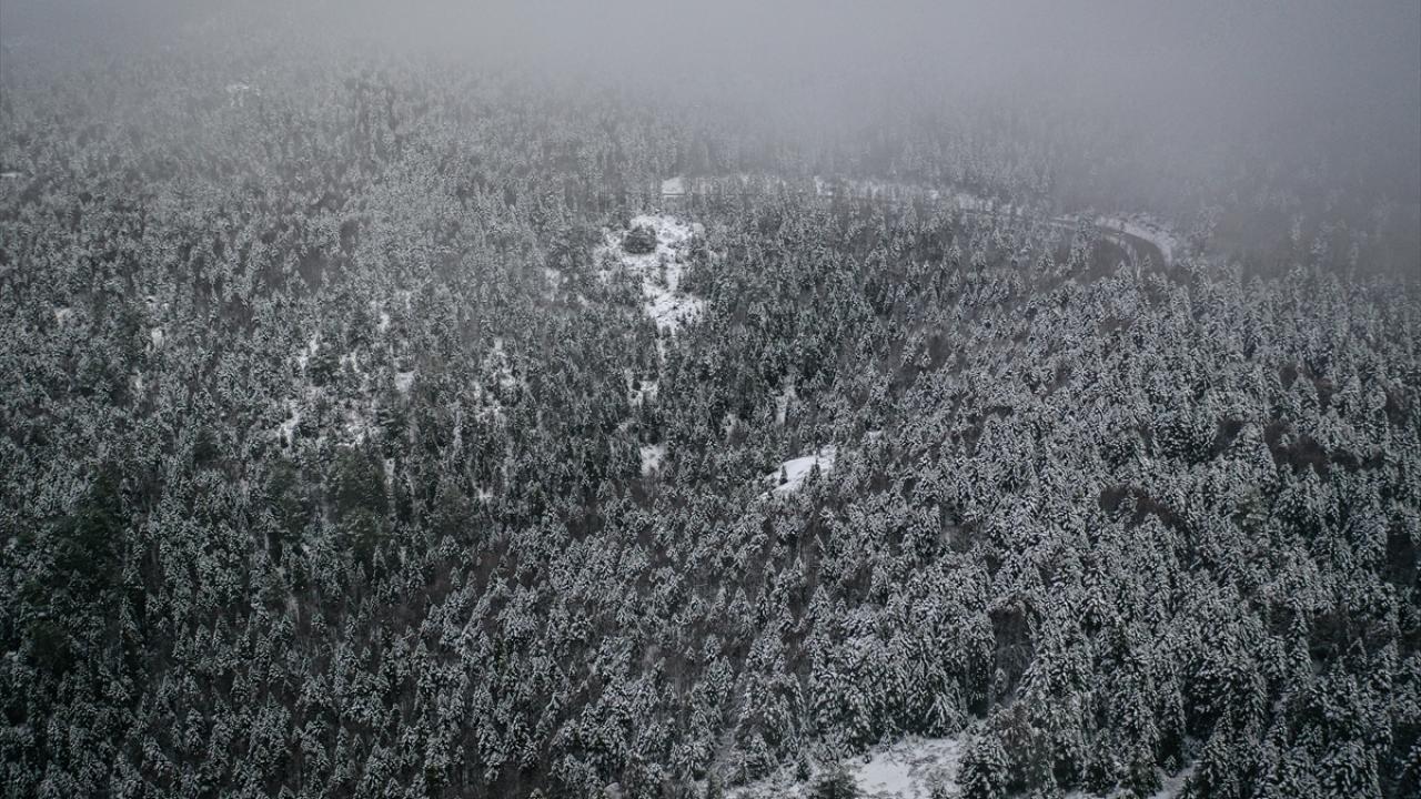 Uludağ'ın beyaza bürünen kıvrımlı yolları havadan görüntülendi