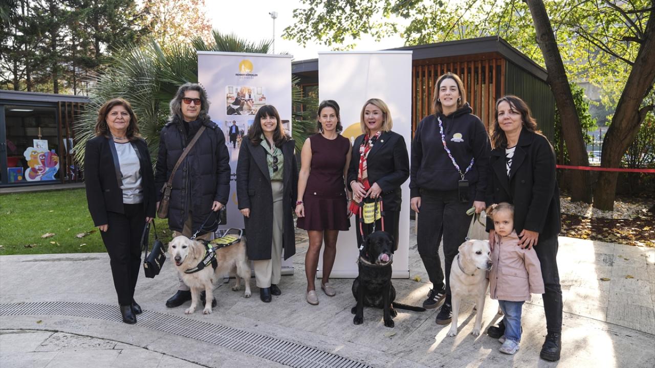 "Patisi daima ayağımın üstünde, beni böyle kontrol ediyor"