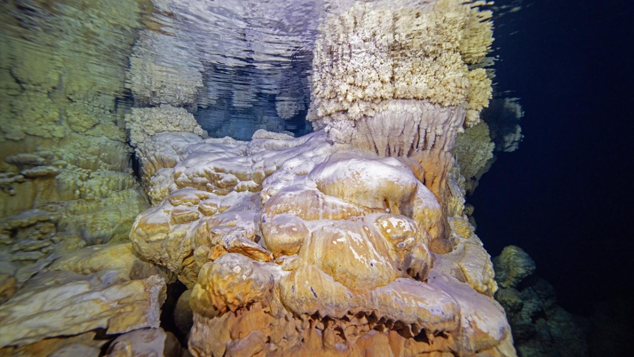 Kirpiyi takip eden çoban keşfettiği mağara "Aynalıgöl" olarak da anılıyor